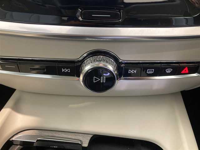 ボルボ ボルボ Ｖ６０ アルティメット B4 熊本県 2022(令4)年 0.8万km パール ・スマートキー/・プッシュスタート/・パノラマサンルーフ/・PilotAssist/・レーンキープエイド/・ロードサインインフォメーション/・前車発進通知/・パーキングセンサー/・ハイビームアシスト/・クルーズコントロール(追従式)/・グレー革シート/・前席パワーシート/・前席エアシート /・全席シートヒーター /・ハンドルヒーター /・純正googleナビ/　【Bluetooth・USB・AppleCarPlay・AndroidAuto】/・harman/kardonサウンドシステム/・全方位カメラ/・ETC/・ワイヤレス充電/・ドライブレコーダー(前後録画)/・パワーバックドア/・LEDヘッドランプ/・LEDフォグランプ/・純正マット
