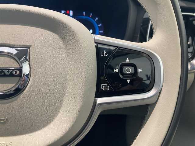 ボルボ ボルボ Ｖ６０ アルティメット B4 熊本県 2022(令4)年 0.8万km パール ・スマートキー/・プッシュスタート/・パノラマサンルーフ/・PilotAssist/・レーンキープエイド/・ロードサインインフォメーション/・前車発進通知/・パーキングセンサー/・ハイビームアシスト/・クルーズコントロール(追従式)/・グレー革シート/・前席パワーシート/・前席エアシート /・全席シートヒーター /・ハンドルヒーター /・純正googleナビ/　【Bluetooth・USB・AppleCarPlay・AndroidAuto】/・harman/kardonサウンドシステム/・全方位カメラ/・ETC/・ワイヤレス充電/・ドライブレコーダー(前後録画)/・パワーバックドア/・LEDヘッドランプ/・LEDフォグランプ/・純正マット