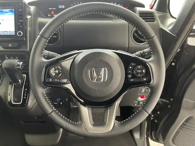 ホンダ Ｎ ＢＯＸ カスタム L スタイル+ブラック 滋賀県 2022(令4)年 4.3万km クリスタルブラックパール 純正８インチナビ/(AM/FM/CD/DVD/Bluetooth/フルセグTV)/バックカメラ/クリアランスソナー/両側パワースライドドア/ETC2.0/ホンダセンシング/・衝突軽減ブレーキ/・誤発進抑制機能・歩行者事故低減ステアリング/・路外逸脱抑制機能/・アダプティブ・クルーズ・コントロール/・車線維持支援システム/・先行車発進お知らせ機能/・標識認識機能　/シートヒーター(D/N)/純正１４インチアルミホイール