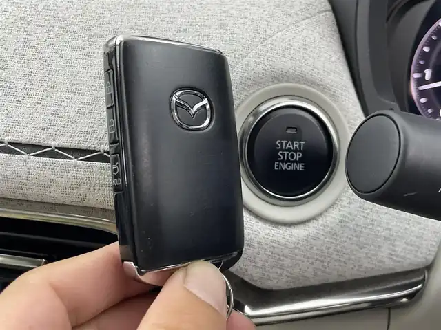 マツダ ＣＸ－６０ XD HV プレミアムモダン 群馬県 2022(令4)年 0.4万km ソウルレッドプレミアムメタリック パノラマサンルーフ /純正12.3インチメーカーナビ/・Bluetooth/USB/HDMI/フルセグTV/・Apple Car Play/Andoroid Auto/360°ビューモニター/BOSEサウンドシステム/白本革シート/パワーシート /シートヒーター/シートベンチレーション/ステアリングヒーター/マツダレーダークルーズコントロール（全車速追従機能付）/スマートブレーキサポート/ハンズフリー機能付パワーリフトゲート/ヘッドアップディスプレイ/ブラインドスポットモニター/LEDヘッドライト/オートライト /オートマチックハイビーム/トノカバー/スマートキー/プッシュスタート