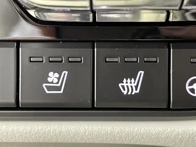 マツダ ＣＸ－６０ XD HV プレミアムモダン 群馬県 2022(令4)年 0.4万km ソウルレッドプレミアムメタリック パノラマサンルーフ /純正12.3インチメーカーナビ/・Bluetooth/USB/HDMI/フルセグTV/・Apple Car Play/Andoroid Auto/360°ビューモニター/BOSEサウンドシステム/白本革シート/パワーシート /シートヒーター/シートベンチレーション/ステアリングヒーター/マツダレーダークルーズコントロール（全車速追従機能付）/スマートブレーキサポート/ハンズフリー機能付パワーリフトゲート/ヘッドアップディスプレイ/ブラインドスポットモニター/LEDヘッドライト/オートライト /オートマチックハイビーム/トノカバー/スマートキー/プッシュスタート