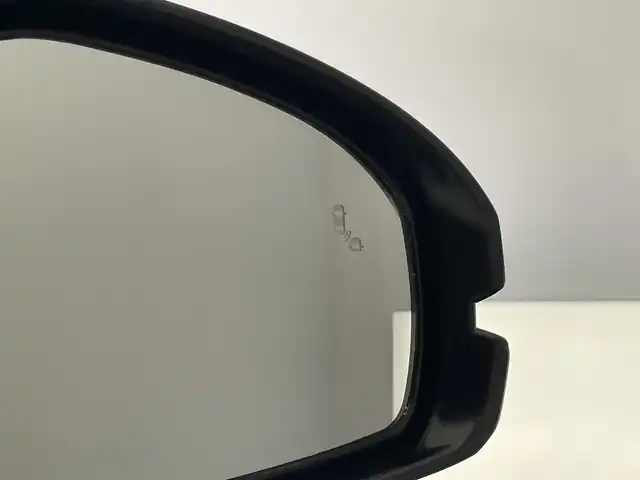 ホンダ ヴェゼル ハイブリッド e:HEV Z 愛知県 2025(令7)年 0.1千km プラチナホワイトパール 登録済未使用車　純正９型DA　BSM　追従クルコン　黒ハーフレザー　フルセグ　ETC２．０　ホンダセンシング　バックカメラ　パドルシフト　シートヒーター　ステアリングヒーター　ワイヤレス充電　禁煙車　コーナーセンサー　USB　LEDライト　フォグ　プッシュスタート　スマートキー