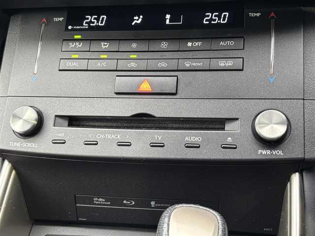 レクサス ＩＳ 300h Fスポーツ 滋賀県 2015(平27)年 4.4万km ホワイトノーヴァガラスフレーク 純正ナビ/【Bluetooth/CD/DVD/フルセグTV】/バックカメラ/ETC/前後ドラレコ/赤レザーシート/パワーシート/シートヒーター/ベンチレーション/衝突軽減システム/クルーズコントロール/LEDヘッドライト/クリアランスソナー