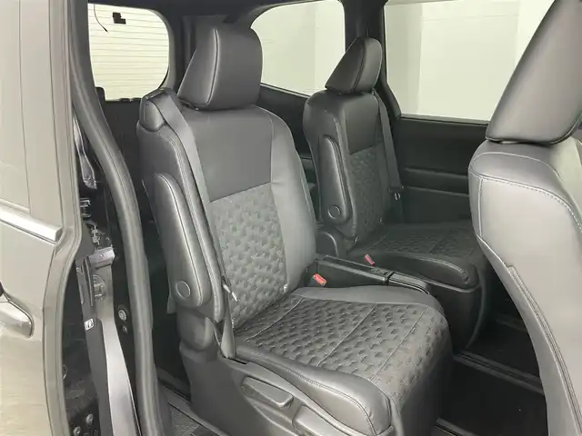 トヨタ ヴォクシー ハイブリッド S－Z 岡山県 2023(令5)年 3万km スパークリングブラックパールクリスタルシャイン 純正１０．５インチディスプレイオーディオナビ/（CD/DVD/BT/フルセグ/Carplay/AndroidAuto/HDMI)/ワンオーナー/快適利便パッケージ/(ハンズフリーデュアルパワースライドドア/パワーバックドア/ナノイーX/ステアリングヒーター/オットマン）/レーダークルーズコントロール/１００Ｖ電源　/ビルトインＥＴＣ２．０/両側電動スライドドア/バックカメラ/衝突軽減ブレーキ/レーンキープアシスト/踏み間違い防止/オートブレーキホールド/ハーフレザーシート/シートヒーター/オートLEDヘッドライト/オートハイビーム/フォグランプ/コーナーセンサー（前/後）/ドライブレコーダー（前/後）/純正17インチAW/純正フロアマット/オートブレーキホールド/禁煙車/スマートキー×1