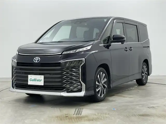 トヨタ ヴォクシー ハイブリッド S－Z 岡山県 2023(令5)年 3万km スパークリングブラックパールクリスタルシャイン 純正１０．５インチディスプレイオーディオナビ/（CD/DVD/BT/フルセグ/Carplay/AndroidAuto/HDMI)/ワンオーナー/快適利便パッケージ/(ハンズフリーデュアルパワースライドドア/パワーバックドア/ナノイーX/ステアリングヒーター/オットマン）/レーダークルーズコントロール/１００Ｖ電源　/ビルトインＥＴＣ２．０/両側電動スライドドア/バックカメラ/衝突軽減ブレーキ/レーンキープアシスト/踏み間違い防止/オートブレーキホールド/ハーフレザーシート/シートヒーター/オートLEDヘッドライト/オートハイビーム/フォグランプ/コーナーセンサー（前/後）/ドライブレコーダー（前/後）/純正17インチAW/純正フロアマット/オートブレーキホールド/禁煙車/スマートキー×1