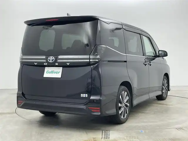 トヨタ ヴォクシー ハイブリッド S－Z 岡山県 2023(令5)年 3万km スパークリングブラックパールクリスタルシャイン 純正１０．５インチディスプレイオーディオナビ/（CD/DVD/BT/フルセグ/Carplay/AndroidAuto/HDMI)/ワンオーナー/快適利便パッケージ/(ハンズフリーデュアルパワースライドドア/パワーバックドア/ナノイーX/ステアリングヒーター/オットマン）/レーダークルーズコントロール/１００Ｖ電源　/ビルトインＥＴＣ２．０/両側電動スライドドア/バックカメラ/衝突軽減ブレーキ/レーンキープアシスト/踏み間違い防止/オートブレーキホールド/ハーフレザーシート/シートヒーター/オートLEDヘッドライト/オートハイビーム/フォグランプ/コーナーセンサー（前/後）/ドライブレコーダー（前/後）/純正17インチAW/純正フロアマット/オートブレーキホールド/禁煙車/スマートキー×1
