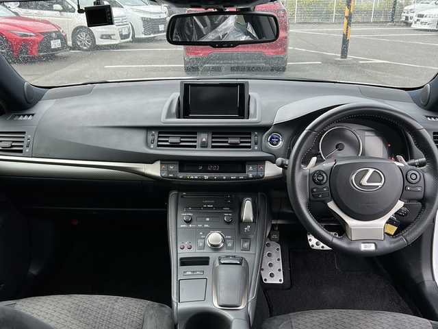 レクサス ＣＴ 200h Fスポーツ 岐阜県 2014(平26)年 6.7万km ブラック/ホワイトノーヴァガラスフレーク 登録時走行距離66713km/純正メモリーナビ/バックカメラ/ワンセグＴＶ/サンルーフ/シートヒーター/パワーシート/純正フロアマット/純正アルミホイール/ドライブレコーダー/ＵＳＢ/ＥＴＣ/AUX/Ｂｌｕｅ　ｔｏｏｔｈ/オートライト/LEDヘッドライト/プッシュスタート/スマートキー/スペアキー/ABS/横滑り防止装置/エアバッグ/カーテンエアバッグ