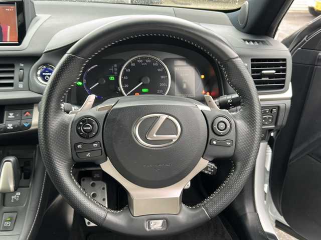 レクサス ＣＴ 岐阜県 2014(平26)年 6.7万km ブラック/ホワイトノーヴァガラスフレーク 登録時走行距離66713km/純正メモリーナビ/バックカメラ/ワンセグＴＶ/サンルーフ/シートヒーター/パワーシート/純正フロアマット/純正アルミホイール/ドライブレコーダー/ＵＳＢ/ＥＴＣ/AUX/Ｂｌｕｅ　ｔｏｏｔｈ/オートライト/LEDヘッドライト/プッシュスタート/スマートキー/スペアキー/ABS/横滑り防止装置/エアバッグ/カーテンエアバッグ