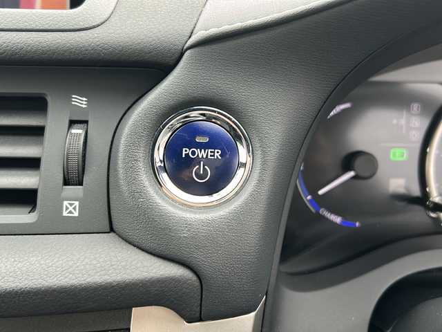 レクサス ＣＴ 岐阜県 2014(平26)年 6.7万km ブラック/ホワイトノーヴァガラスフレーク 登録時走行距離66713km/純正メモリーナビ/バックカメラ/ワンセグＴＶ/サンルーフ/シートヒーター/パワーシート/純正フロアマット/純正アルミホイール/ドライブレコーダー/ＵＳＢ/ＥＴＣ/AUX/Ｂｌｕｅ　ｔｏｏｔｈ/オートライト/LEDヘッドライト/プッシュスタート/スマートキー/スペアキー/ABS/横滑り防止装置/エアバッグ/カーテンエアバッグ