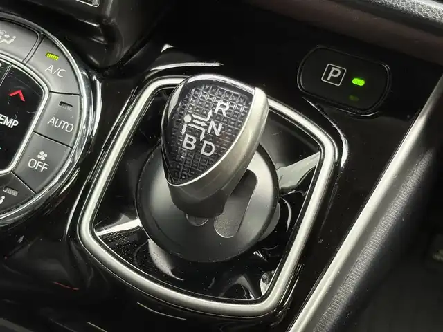 トヨタ エスクァイア ハイブリッド Gi 山口県 2015(平27)年 7.9万km ホワイトパールクリスタルシャイン 9型ナビ フルセグTV CD DVD BT/フリップダウンモニター/バックカメラ/両側パワースライドドア/ハーフレザーシート/前席シートヒーター/純正エアロ/クルーズコントロール/スマートキー/ドラレコ/おくだけ充電/DSRCビルトインETC/LEDオートヘッドライト/フォグライト/ステアリングリモコン/禁煙車