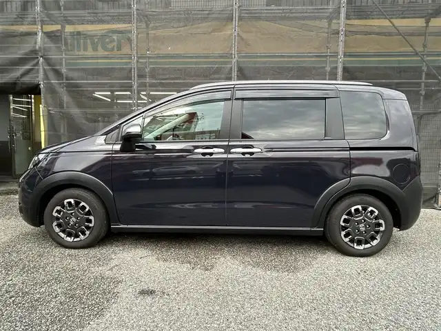 ホンダ フリード ハイブリット e:HEV クロスター 千葉県 2024(令6)年 1.6万km トワイライトミストブラックパール 福祉車両　リアスロープ車/純正9インチナビ/AM/FM/BT/フルセグ/Apple CarPlay/Android Auto/バックカメラ/両側パワースライドドア/衝突軽減システム/クリアランスソナー/アクティブクルーズコントロール/ブラインドスポットインフォメーション/踏み間違い衝突軽減システム/車線逸脱防止機能/ルーフレール/オートリトラミラー/オートブレーキホールド/電子サイドブレーキ/前席シートヒーター/リアクーラー/LEDヘッドライト/LEDフォグランプ/ETC