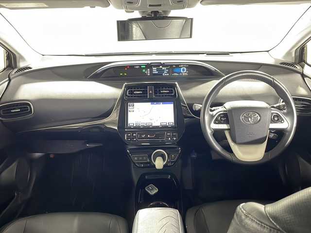 トヨタ プリウス A プレミアム 沖縄県 2018(平30)年 8万km アティチュードブラックマイカ 禁煙車/純正９インチナビ/ＣＤ／ＤＶＤ／フルセグＴＶ／Bluetooth/トヨタセーフティーセンス　/バックモニター/ヘッドアップディスプレイ/ブラインドスポットモニター/ビルトインＥＴＣ/レーダークルーズコントロール/ステアリングスイッチ/シートヒーター/エアーシート/プリクラクションセーフティー/レーンディパーチャー