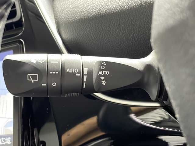 トヨタ プリウス A プレミアム 沖縄県 2018(平30)年 8万km アティチュードブラックマイカ 禁煙車/純正９インチナビ/ＣＤ／ＤＶＤ／フルセグＴＶ／Bluetooth/トヨタセーフティーセンス　/バックモニター/ヘッドアップディスプレイ/ブラインドスポットモニター/ビルトインＥＴＣ/レーダークルーズコントロール/ステアリングスイッチ/シートヒーター/エアーシート/プリクラクションセーフティー/レーンディパーチャー