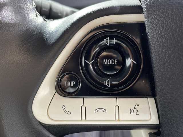 トヨタ プリウス A プレミアム 沖縄県 2018(平30)年 8万km アティチュードブラックマイカ 禁煙車/純正９インチナビ/ＣＤ／ＤＶＤ／フルセグＴＶ／Bluetooth/トヨタセーフティーセンス　/バックモニター/ヘッドアップディスプレイ/ブラインドスポットモニター/ビルトインＥＴＣ/レーダークルーズコントロール/ステアリングスイッチ/シートヒーター/エアーシート/プリクラクションセーフティー/レーンディパーチャー