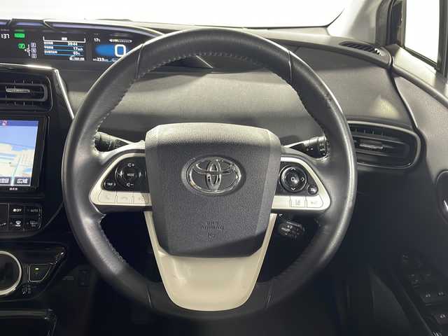 トヨタ プリウス A プレミアム 沖縄県 2018(平30)年 8万km アティチュードブラックマイカ 禁煙車/純正９インチナビ/ＣＤ／ＤＶＤ／フルセグＴＶ／Bluetooth/トヨタセーフティーセンス　/バックモニター/ヘッドアップディスプレイ/ブラインドスポットモニター/ビルトインＥＴＣ/レーダークルーズコントロール/ステアリングスイッチ/シートヒーター/エアーシート/プリクラクションセーフティー/レーンディパーチャー