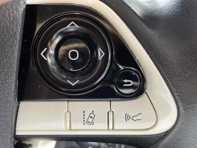 トヨタ プリウス A プレミアム 沖縄県 2018(平30)年 8万km アティチュードブラックマイカ 禁煙車/純正９インチナビ/ＣＤ／ＤＶＤ／フルセグＴＶ／Bluetooth/トヨタセーフティーセンス　/バックモニター/ヘッドアップディスプレイ/ブラインドスポットモニター/ビルトインＥＴＣ/レーダークルーズコントロール/ステアリングスイッチ/シートヒーター/エアーシート/プリクラクションセーフティー/レーンディパーチャー