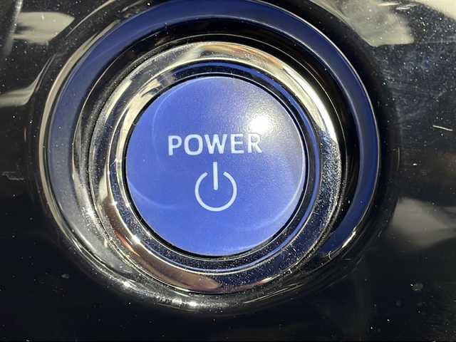 トヨタ プリウス A プレミアム 沖縄県 2018(平30)年 8万km アティチュードブラックマイカ 禁煙車/純正９インチナビ/ＣＤ／ＤＶＤ／フルセグＴＶ／Bluetooth/トヨタセーフティーセンス　/バックモニター/ヘッドアップディスプレイ/ブラインドスポットモニター/ビルトインＥＴＣ/レーダークルーズコントロール/ステアリングスイッチ/シートヒーター/エアーシート/プリクラクションセーフティー/レーンディパーチャー