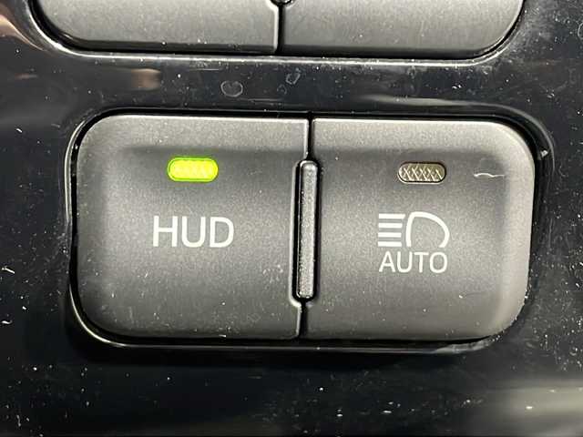 トヨタ プリウス A プレミアム 沖縄県 2018(平30)年 8万km アティチュードブラックマイカ 禁煙車/純正９インチナビ/ＣＤ／ＤＶＤ／フルセグＴＶ／Bluetooth/トヨタセーフティーセンス　/バックモニター/ヘッドアップディスプレイ/ブラインドスポットモニター/ビルトインＥＴＣ/レーダークルーズコントロール/ステアリングスイッチ/シートヒーター/エアーシート/プリクラクションセーフティー/レーンディパーチャー