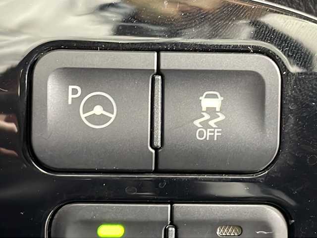 トヨタ プリウス A プレミアム 沖縄県 2018(平30)年 8万km アティチュードブラックマイカ 禁煙車/純正９インチナビ/ＣＤ／ＤＶＤ／フルセグＴＶ／Bluetooth/トヨタセーフティーセンス　/バックモニター/ヘッドアップディスプレイ/ブラインドスポットモニター/ビルトインＥＴＣ/レーダークルーズコントロール/ステアリングスイッチ/シートヒーター/エアーシート/プリクラクションセーフティー/レーンディパーチャー