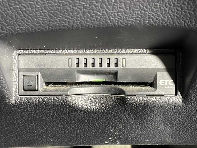 トヨタ プリウス A プレミアム 沖縄県 2018(平30)年 8万km アティチュードブラックマイカ 禁煙車/純正９インチナビ/ＣＤ／ＤＶＤ／フルセグＴＶ／Bluetooth/トヨタセーフティーセンス　/バックモニター/ヘッドアップディスプレイ/ブラインドスポットモニター/ビルトインＥＴＣ/レーダークルーズコントロール/ステアリングスイッチ/シートヒーター/エアーシート/プリクラクションセーフティー/レーンディパーチャー