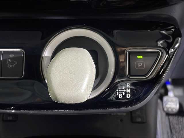 トヨタ プリウス A プレミアム 沖縄県 2018(平30)年 8万km アティチュードブラックマイカ 禁煙車/純正９インチナビ/ＣＤ／ＤＶＤ／フルセグＴＶ／Bluetooth/トヨタセーフティーセンス　/バックモニター/ヘッドアップディスプレイ/ブラインドスポットモニター/ビルトインＥＴＣ/レーダークルーズコントロール/ステアリングスイッチ/シートヒーター/エアーシート/プリクラクションセーフティー/レーンディパーチャー