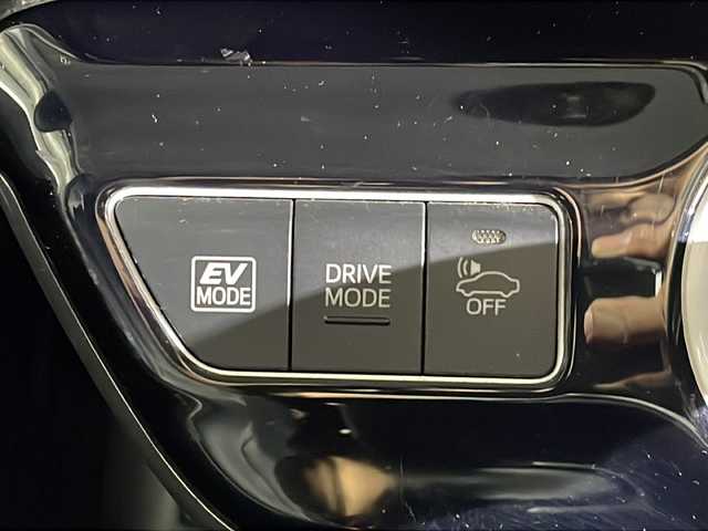 トヨタ プリウス A プレミアム 沖縄県 2018(平30)年 8万km アティチュードブラックマイカ 禁煙車/純正９インチナビ/ＣＤ／ＤＶＤ／フルセグＴＶ／Bluetooth/トヨタセーフティーセンス　/バックモニター/ヘッドアップディスプレイ/ブラインドスポットモニター/ビルトインＥＴＣ/レーダークルーズコントロール/ステアリングスイッチ/シートヒーター/エアーシート/プリクラクションセーフティー/レーンディパーチャー