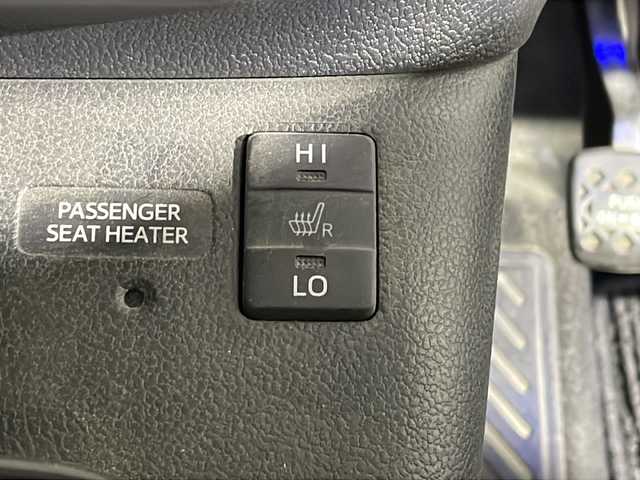 トヨタ プリウス A プレミアム 沖縄県 2018(平30)年 8万km アティチュードブラックマイカ 禁煙車/純正９インチナビ/ＣＤ／ＤＶＤ／フルセグＴＶ／Bluetooth/トヨタセーフティーセンス　/バックモニター/ヘッドアップディスプレイ/ブラインドスポットモニター/ビルトインＥＴＣ/レーダークルーズコントロール/ステアリングスイッチ/シートヒーター/エアーシート/プリクラクションセーフティー/レーンディパーチャー