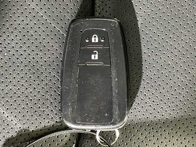 トヨタ プリウス A プレミアム 沖縄県 2018(平30)年 8万km アティチュードブラックマイカ 禁煙車/純正９インチナビ/ＣＤ／ＤＶＤ／フルセグＴＶ／Bluetooth/トヨタセーフティーセンス　/バックモニター/ヘッドアップディスプレイ/ブラインドスポットモニター/ビルトインＥＴＣ/レーダークルーズコントロール/ステアリングスイッチ/シートヒーター/エアーシート/プリクラクションセーフティー/レーンディパーチャー