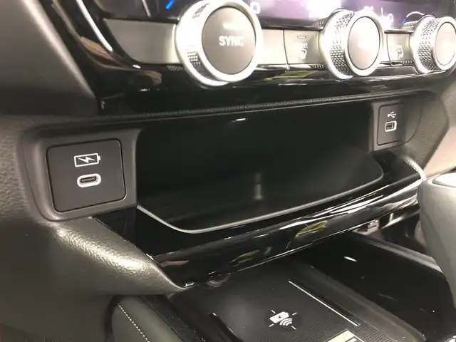 ホンダ ヴェゼル ハイブリッド e:HEV Z 愛知県 2024(令6)年 1.8万km クリスタルブラックパール ワンオーナー/ホンダセンシング/純正9 インチナビ/（Bluetooth/フルセグTV/USB入力/AM/FM）/バックカメラ/置くだけ充電/BSM/ETC2.0/ドライブレコーダー/ハーフレザー/シートヒーター/ステアリングヒーター/電動リアゲード/パドルシフト/純正18インチAW/社外フロアマット/プッシュスタート/スマートキー/LEDライト/