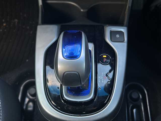 ホンダ フィット ハイブリット Lパッケージ 鳥取県 2014(平26)年 9.2万km アラバスターシルバーメタリック Ｈｏｎｄａインターナビ＋リンクアップフリー＋ETC車載器/Ｌパッケージ/ＬＥＤヘッドライト/コンフォートビューパッケージ/フルオートエアコンディショナー/アームレストコンソール/プライムスムースインテリア/あんしんパッケージ/電動格納ミラー＋プライバシーガラス/AM/FM/CD/DVD/バックカメラ/ドアバイザー/プッシュスタート/ETC/ドライブレコーダー(前後)