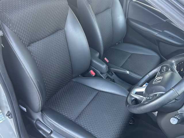 ホンダ フィット ハイブリット Lパッケージ 鳥取県 2014(平26)年 9.2万km アラバスターシルバーメタリック Ｈｏｎｄａインターナビ＋リンクアップフリー＋ETC車載器/Ｌパッケージ/ＬＥＤヘッドライト/コンフォートビューパッケージ/フルオートエアコンディショナー/アームレストコンソール/プライムスムースインテリア/あんしんパッケージ/電動格納ミラー＋プライバシーガラス/AM/FM/CD/DVD/バックカメラ/ドアバイザー/プッシュスタート/ETC/ドライブレコーダー(前後)