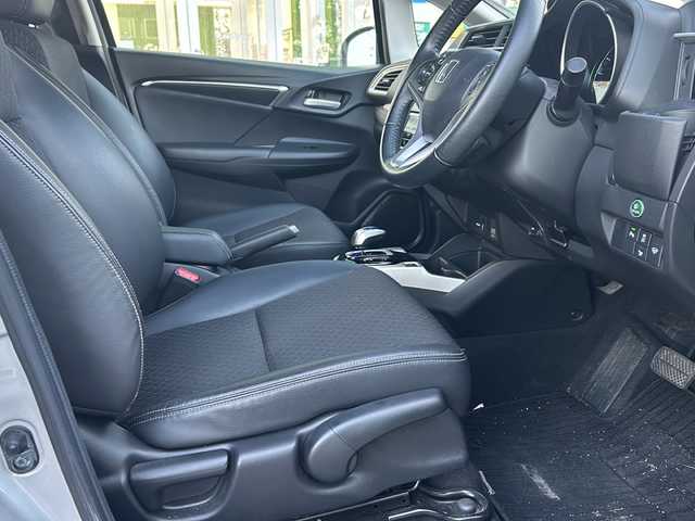 ホンダ フィット ハイブリット Lパッケージ 鳥取県 2014(平26)年 9.2万km アラバスターシルバーメタリック Ｈｏｎｄａインターナビ＋リンクアップフリー＋ETC車載器/Ｌパッケージ/ＬＥＤヘッドライト/コンフォートビューパッケージ/フルオートエアコンディショナー/アームレストコンソール/プライムスムースインテリア/あんしんパッケージ/電動格納ミラー＋プライバシーガラス/AM/FM/CD/DVD/バックカメラ/ドアバイザー/プッシュスタート/ETC/ドライブレコーダー(前後)