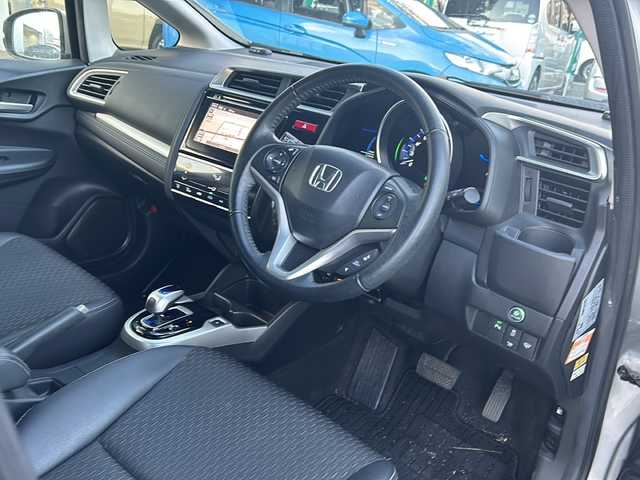 ホンダ フィット ハイブリット Lパッケージ 鳥取県 2014(平26)年 9.2万km アラバスターシルバーメタリック Ｈｏｎｄａインターナビ＋リンクアップフリー＋ETC車載器/Ｌパッケージ/ＬＥＤヘッドライト/コンフォートビューパッケージ/フルオートエアコンディショナー/アームレストコンソール/プライムスムースインテリア/あんしんパッケージ/電動格納ミラー＋プライバシーガラス/AM/FM/CD/DVD/バックカメラ/ドアバイザー/プッシュスタート/ETC/ドライブレコーダー(前後)