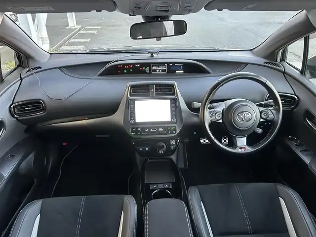 トヨタ プリウス ＰＨＶ S GRスポーツ 静岡県 2021(令3)年 2万km アティチュードブラックマイカ TRDエアロ/トヨタセーフティーセンス/・プリクラッシュセーフティ/・レーントレーシングアシスト/・アダプティブハイビームシステム〈AHS〉/・オートマチックハイビーム〈AHB〉/・レーダークルーズコントロール/純正8インチディスプレイオーディオ/FM/AM/Bluetooth/USB/フルセグTV/レーダークルーズコントロール/ビルトインETC2.0/ハーフレザーシート/前席シートヒーター/バックカメラ/オートライト/フォグランプ/純正フロアマット