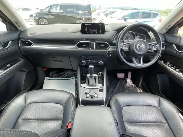 マツダ ＣＸ－５ XD 佐賀県 2017(平29)年 5.5万km ソウルレッドクリスタルM 純正メーカーオプションナビ/・AM/FM/BT/CD/DVD/フルセグ/・バックカメラ/・サイドビューカメラ/パワーバックドア/黒本革シート/・シートヒーター「全席」/・パワーシート「運転席/助手席」/電動パーキングブレーキ/・オートホールド機能/ヘッドアップディスプレイ/フロアMTモード付/LEDヘッドライト/・オートマチックハイビーム/メーカーOP防眩サイドミラー/ビルトインETC/前方ドライブレコーダー/USB入力端子/スマートキー/フォグランプ/純正17インチアルミホイール/純正フロアマット/純正ドアバイザー/スペアキー1本/i-ACTIVSENSE/・アドバンスト・スマートシティブレーキサポート（SCBS）/・スマート・ブレーキ・サポート（SBS）/・AT誤発進抑制制御（前進・後退時）/・リア・クロス・トラフィック・アラート（RCTA）/・レーン・キープ・アシスト・システム（LAS）/・車線逸脱警報システム（LDWS）/・ドライバー・アテンション・アラート（DAA）/・MRCC（マツダ・レーダー・クルーズ・コントロール）