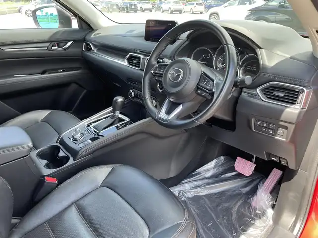 マツダ ＣＸ－５ XD 佐賀県 2017(平29)年 5.5万km ソウルレッドクリスタルM 純正メーカーオプションナビ/・AM/FM/BT/CD/DVD/フルセグ/・バックカメラ/・サイドビューカメラ/パワーバックドア/黒本革シート/・シートヒーター「全席」/・パワーシート「運転席/助手席」/電動パーキングブレーキ/・オートホールド機能/ヘッドアップディスプレイ/フロアMTモード付/LEDヘッドライト/・オートマチックハイビーム/メーカーOP防眩サイドミラー/ビルトインETC/前方ドライブレコーダー/USB入力端子/スマートキー/フォグランプ/純正17インチアルミホイール/純正フロアマット/純正ドアバイザー/スペアキー1本/i-ACTIVSENSE/・アドバンスト・スマートシティブレーキサポート（SCBS）/・スマート・ブレーキ・サポート（SBS）/・AT誤発進抑制制御（前進・後退時）/・リア・クロス・トラフィック・アラート（RCTA）/・レーン・キープ・アシスト・システム（LAS）/・車線逸脱警報システム（LDWS）/・ドライバー・アテンション・アラート（DAA）/・MRCC（マツダ・レーダー・クルーズ・コントロール）