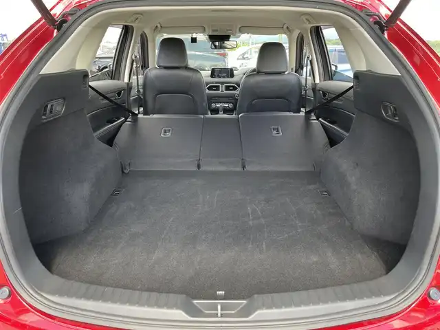 マツダ ＣＸ－５ XD 佐賀県 2017(平29)年 5.5万km ソウルレッドクリスタルM 純正メーカーオプションナビ/・AM/FM/BT/CD/DVD/フルセグ/・バックカメラ/・サイドビューカメラ/パワーバックドア/黒本革シート/・シートヒーター「全席」/・パワーシート「運転席/助手席」/電動パーキングブレーキ/・オートホールド機能/ヘッドアップディスプレイ/フロアMTモード付/LEDヘッドライト/・オートマチックハイビーム/メーカーOP防眩サイドミラー/ビルトインETC/前方ドライブレコーダー/USB入力端子/スマートキー/フォグランプ/純正17インチアルミホイール/純正フロアマット/純正ドアバイザー/スペアキー1本/i-ACTIVSENSE/・アドバンスト・スマートシティブレーキサポート（SCBS）/・スマート・ブレーキ・サポート（SBS）/・AT誤発進抑制制御（前進・後退時）/・リア・クロス・トラフィック・アラート（RCTA）/・レーン・キープ・アシスト・システム（LAS）/・車線逸脱警報システム（LDWS）/・ドライバー・アテンション・アラート（DAA）/・MRCC（マツダ・レーダー・クルーズ・コントロール）