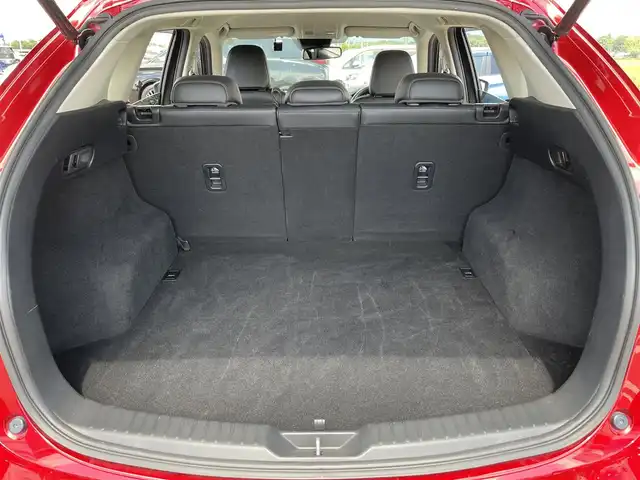マツダ ＣＸ－５ XD 佐賀県 2017(平29)年 5.5万km ソウルレッドクリスタルM 純正メーカーオプションナビ/・AM/FM/BT/CD/DVD/フルセグ/・バックカメラ/・サイドビューカメラ/パワーバックドア/黒本革シート/・シートヒーター「全席」/・パワーシート「運転席/助手席」/電動パーキングブレーキ/・オートホールド機能/ヘッドアップディスプレイ/フロアMTモード付/LEDヘッドライト/・オートマチックハイビーム/メーカーOP防眩サイドミラー/ビルトインETC/前方ドライブレコーダー/USB入力端子/スマートキー/フォグランプ/純正17インチアルミホイール/純正フロアマット/純正ドアバイザー/スペアキー1本/i-ACTIVSENSE/・アドバンスト・スマートシティブレーキサポート（SCBS）/・スマート・ブレーキ・サポート（SBS）/・AT誤発進抑制制御（前進・後退時）/・リア・クロス・トラフィック・アラート（RCTA）/・レーン・キープ・アシスト・システム（LAS）/・車線逸脱警報システム（LDWS）/・ドライバー・アテンション・アラート（DAA）/・MRCC（マツダ・レーダー・クルーズ・コントロール）