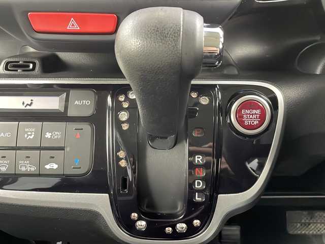 ホンダ Ｎ ＢＯＸ カスタム G ターボ Lパッケージ 道央・札幌 2015(平27)年 8.1万km スマートブラック ・4WD / ターボ/・純正8インチナビゲーション/（型番：VXM-155VFEi）/【CD/DVD/SD/BT/TV】/・バックカメラ/・社外フリップダウンモニター/・クルーズコントロール/・本革巻ステアリング/パドルシフト/・ステアリングスイッチ/・両側パワースライドドア/・前席シートヒーター/・HIDオートライト/・シートバックテーブル/・リアドアサンシェード/・VSA（ABS＋TCS＋横すべり抑制）/・ドアバイザー