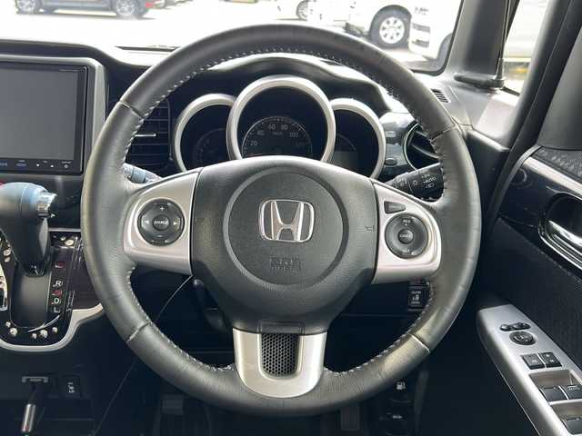 ホンダ Ｎ ＢＯＸ カスタム G ターボ Lパッケージ 石川県 2015(平27)年 8.1万km スマートブラック 4WD / ターボ/純正8インチナビゲーション/（型番：VXM-155VFEi）/【CD/DVD/SD/BT/TV】/バックカメラ/フリップダウンモニター/クルーズコントロール/本革巻ステアリング/パドルシフト/ステアリングスイッチ/両側パワースライドドア/前席シートヒーター/シートバックテーブル/リアドアサンシェード/リアドアイージークローザー/ドアバイザー/オートリトラミラー/HIDオートライト/VSA（ABS＋TCS＋横すべり抑制）/プッシュスタート/アイドリングストップ