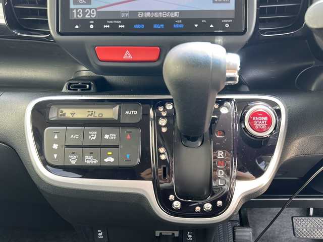 ホンダ Ｎ ＢＯＸ カスタム G ターボ Lパッケージ 石川県 2015(平27)年 8.1万km スマートブラック 4WD / ターボ/純正8インチナビゲーション/（型番：VXM-155VFEi）/【CD/DVD/SD/BT/TV】/バックカメラ/フリップダウンモニター/クルーズコントロール/本革巻ステアリング/パドルシフト/ステアリングスイッチ/両側パワースライドドア/前席シートヒーター/シートバックテーブル/リアドアサンシェード/リアドアイージークローザー/ドアバイザー/オートリトラミラー/HIDオートライト/VSA（ABS＋TCS＋横すべり抑制）/プッシュスタート/アイドリングストップ
