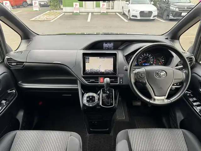 トヨタ ノア Si 千葉県 2017(平29)年 4.4万km ブラック トヨタセーフティセンス/衝突軽減ブレーキ/レーンキープアシスト/オートハイビーム/純正9型SDナビ/フルセグTV/Bluetooth/バックカメラ/フリップダウンモニター/両側電動スライドドア/LEDヘッドライト/MTモード付AT/純正フロアマット/純正16インチAW/スペアキー/スマートキー/保証書・取説