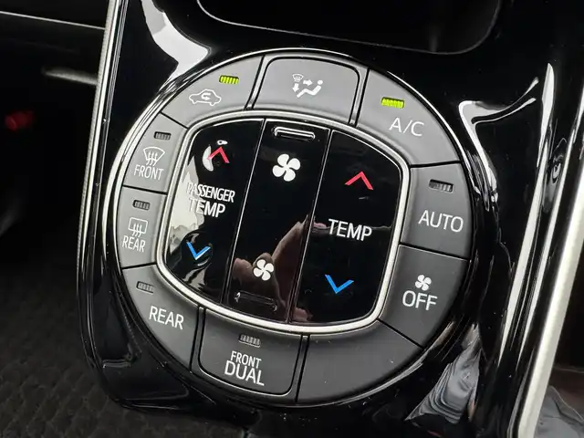 トヨタ ノア Si 千葉県 2017(平29)年 4.4万km ブラック トヨタセーフティセンス/衝突軽減ブレーキ/レーンキープアシスト/オートハイビーム/純正9型SDナビ/フルセグTV/Bluetooth/バックカメラ/フリップダウンモニター/両側電動スライドドア/LEDヘッドライト/MTモード付AT/純正フロアマット/純正16インチAW/スペアキー/スマートキー/保証書・取説