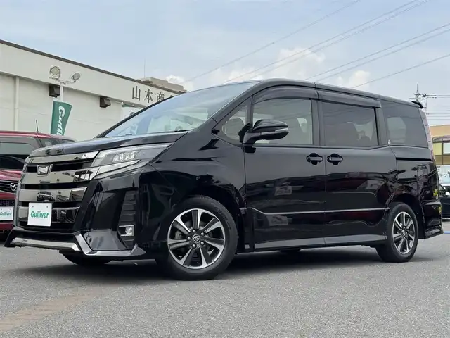 トヨタ ノア Si 千葉県 2017(平29)年 4.4万km ブラック トヨタセーフティセンス/衝突軽減ブレーキ/レーンキープアシスト/オートハイビーム/純正9型SDナビ/フルセグTV/Bluetooth/バックカメラ/フリップダウンモニター/両側電動スライドドア/LEDヘッドライト/MTモード付AT/純正フロアマット/純正16インチAW/スペアキー/スマートキー/保証書・取説