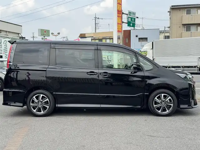 トヨタ ノア Si 千葉県 2017(平29)年 4.4万km ブラック トヨタセーフティセンス/衝突軽減ブレーキ/レーンキープアシスト/オートハイビーム/純正9型SDナビ/フルセグTV/Bluetooth/バックカメラ/フリップダウンモニター/両側電動スライドドア/LEDヘッドライト/MTモード付AT/純正フロアマット/純正16インチAW/スペアキー/スマートキー/保証書・取説