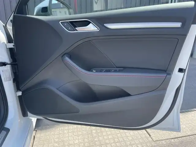 アウディ Ｓ３ セダン 青森県 2020(令2)年 7.3万km グレイシアホワイトメタリック /ワンオーナー/4WD/ターボ/黒/赤革シート/前席パワーシート /ヒーター/ミラーヒーター/電格調整ミラー/ウインカーミラー /シーケンシャルウインカー/純正HDDナビ/　(フルセグTV/DVD/AUX/wifi/Bt)/バックカメラ/衝突軽減ブレーキ/ACC/前後バンパーソナー/前後純正ドライブレコーダー/バーチャルコックピット/パドルシフト/オーディオ・ステアスイッチ/革巻きステア/ノブ/オートライトLED/オートワイパー/社外レーダー探知機/ETC2.0/リア5面スモークフィルム/プッシュスタートシステム/アイドリングストップ/横滑り防止機能/純正フロアマット/W/サイド/カーテン/ニーエアバッグ/ABS/スマートキー/保証書
