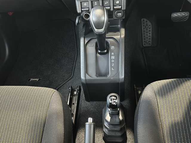 スズキ ジムニー XC 静岡県 2019(令1)年 4.5万km キネティックイエロー/ブラック 社外メモリナビ/・CD/・DVD/・フルセグＴＶ/・Bluetooth/・USB/・iPod/・AM/・FM/主要装備/・ルーフキャリア/・背面スコップ/・衝突軽減/・レーンキープ/・クルコン/・ダウンヒルアシスト/・センターデフロック/・シートヒーターD/N席/・ヒーテッドドアミラー/・ドラレコ前後/・ETC/・LEDヘッドライト/・オートハイビーム/・ヘッドライトウォッシャー/・フォグランプ/・純正フロアマット/・純正アルミホイール