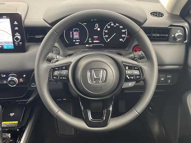 ホンダ ヴェゼル ハイブリッド e:HEV Z 愛知県 2025(令7)年 0.1千km パール 登録済未使用車　5km/ホンダコネクトディスプレイ/・ナビゲーション機能/・フルセグテレビ/・Bluetooth/バックカメラ/ETC2.0/ワイヤレス充電器/ステアリングスイッチ/ベルリナブラックフロントグリル/ハンズフリーアクセスパワーテールゲート/LEDシーケンシャルターンシグナルランプ/ブラインドスポットインフォメーション/後退出庫サポート/ホンダセンシング/・衝突軽減ブレーキ/・先行車発信お知らせ機能/・歩行者事故低減システム/・路外逸脱抑制機能/・標識認識機能/・渋滞追従機能アダプティブクルーズコントロール/・車線維持支援システム/・トラフィックジャムアシスト/・誤発信誤後退抑制機能/・アダプティブドライビングビーム/・近距離衝突軽減ブレーキ/・急アクセル抑制機能/ステアリングヒーター/シートヒーター/ドライブモードセレクター