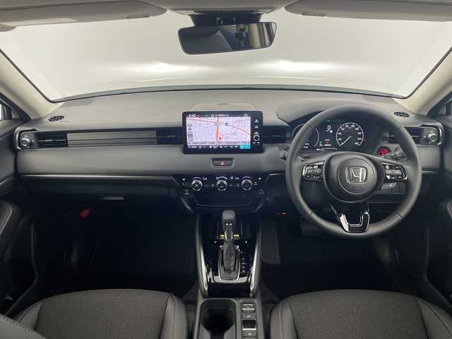 ホンダ ヴェゼル ハイブリッド e:HEV Z 愛知県 2025(令7)年 0.1千km パール 登録済未使用車　5km/ホンダコネクトディスプレイ/・ナビゲーション機能/・フルセグテレビ/・Bluetooth/バックカメラ/ETC2.0/ワイヤレス充電器/ステアリングスイッチ/ベルリナブラックフロントグリル/ハンズフリーアクセスパワーテールゲート/LEDシーケンシャルターンシグナルランプ/ブラインドスポットインフォメーション/後退出庫サポート/ホンダセンシング/・衝突軽減ブレーキ/・先行車発信お知らせ機能/・歩行者事故低減システム/・路外逸脱抑制機能/・標識認識機能/・渋滞追従機能アダプティブクルーズコントロール/・車線維持支援システム/・トラフィックジャムアシスト/・誤発信誤後退抑制機能/・アダプティブドライビングビーム/・近距離衝突軽減ブレーキ/・急アクセル抑制機能/ステアリングヒーター/シートヒーター/ドライブモードセレクター