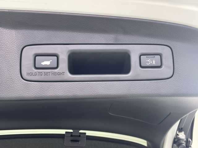 ホンダ ヴェゼル ハイブリッド e:HEV Z 愛知県 2025(令7)年 0.1千km パール 登録済未使用車　5km/ホンダコネクトディスプレイ/・ナビゲーション機能/・フルセグテレビ/・Bluetooth/バックカメラ/ETC2.0/ワイヤレス充電器/ステアリングスイッチ/ベルリナブラックフロントグリル/ハンズフリーアクセスパワーテールゲート/LEDシーケンシャルターンシグナルランプ/ブラインドスポットインフォメーション/後退出庫サポート/ホンダセンシング/・衝突軽減ブレーキ/・先行車発信お知らせ機能/・歩行者事故低減システム/・路外逸脱抑制機能/・標識認識機能/・渋滞追従機能アダプティブクルーズコントロール/・車線維持支援システム/・トラフィックジャムアシスト/・誤発信誤後退抑制機能/・アダプティブドライビングビーム/・近距離衝突軽減ブレーキ/・急アクセル抑制機能/ステアリングヒーター/シートヒーター/ドライブモードセレクター